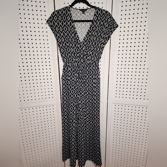 Banana Republic Jumpsuit XS Black White Short Sleeves Pockets V-Neck - Picture 1 of 7